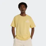Remera de algodón color amarillo pálido con cuello redondo y manga corta. Presenta un pequeño estampado en el pecho con el logo de New Balance en tipografía cursiva blanca.
