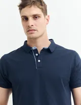 Chomba verde con cuello polo y tapeta de dos botones.