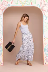 Falda larga de algodón con estampado floral en tonos azules sobre fondo blanco.