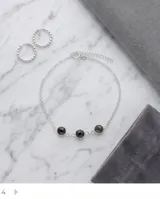 Pulsera de cadena fina de plata 925 con tres circonias negras redondas engastadas.