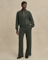 Buzo de tejido ligero DoubleSoft®, color verde oliva, con cuello alto y cierre frontal parcial. Presenta un corte ligeramente recortado, hombros caídos y puños pronunciados.