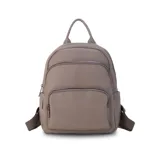 Mochila de tamaño mediano confeccionada en símil cuero color beige, con doble bolsillo frontal con cierre metálico, asa de mano superior y correas regulables de cinta tejida.