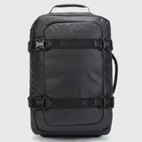 Valija de viaje color negro, con diseño híbrido que combina una base rígida y resistente con un cuerpo flexible e impermeable. Cuenta con correas de compresión externas ajustables con hebillas, manijas de transporte y un compartimento principal amplio con bolsillo interno de malla.