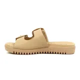 Sandalias bajas color beige con dos tiras anchas sobre el empeine, cada una con una hebilla decorativa.
