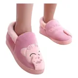 Pantuflas cerradas de color azul con diseño de gatito, confeccionadas en piel sintética suave con interior de peluche gris. Presentan un bordado con la frase 'Welcome Home' y apliques de patitas de gato. Cuentan con suela de goma antideslizante.