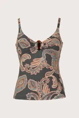 Tankini con breteles finos y escote en V, con detalle de aplique circular en color ámbar en el centro del busto. Presenta un estampado tipo paisley en tonos oscuros, ocres y azulados.