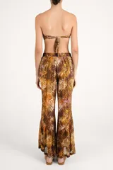 Pantalón fluido de tiro alto con estampado animal print tipo serpiente en tonos marrones y cobrizos, bolsillos laterales y perneras amplias.