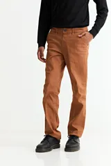 Pantalón de gabardina marrón de corte recto, con bolsillos laterales y traseros, cierre de botón y cremallera.
