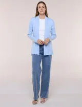 Cárdigan liviano blanco de punto acanalado, confeccionado en viscosa y elastano, con diseño de frente abierto, mangas largas entalladas y silueta fluida.