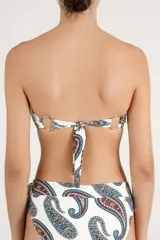 Top de bikini bandeau de color blanco con estampado tipo paisley en tonos azules, rojos y naranjas.
