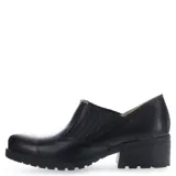 Zapatos tipo botineta de cuero negro, con elástico lateral texturizado y taco bajo cuadrado con suela dentada.