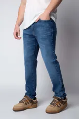 Jean de mezclilla azul de corte recto, con lavado medio y detalles de desgaste sutiles.