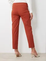 Pantalón de gabardina elastizada color fucsia, de corte recto y pretina ancha pespunteada. Tiene bolsillos simulados.