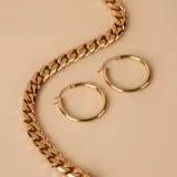 Aros tipo argolla de diseño clásico y minimalista, fabricados en oro 10k con acabado pulido brillante.