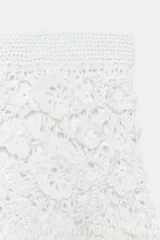 Falda midi blanca de crochet con cintura elástica, diseño de tejido con estructura en forma de flor y bajo en evasé.