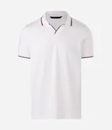 Camisa polo de manga corta confeccionada en algodón, con cuello en V y detalles en color contrastante en el cuello y los puños. Presenta un diseño de tejido en media malla, ofreciendo una textura suave y transpirable.