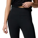 Calza deportiva de tiro alto con tecnología Omni-Wick para absorción de humedad. Presenta un diseño ajustado con costuras reforzadas y bolsillo lateral en la pierna.
