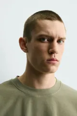 Camiseta boxy fit de algodón color verde militar, con cuello redondo y manga corta.