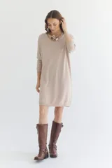 Bota de cuero negra de caña alta con herrajes plateados, hebillas y arnés.