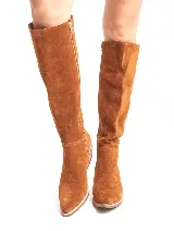 Bota alta de cuero color marrón, con taco de madera y cierre lateral.