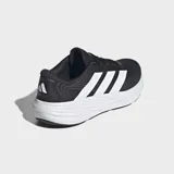 Championes de running Adidas Galaxy 8, de color negro con las tres tiras características en blanco en los laterales y entresuela gruesa de amortiguación blanca.