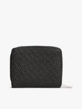 Billetera Tommy Hilfiger de poliuretano color negro con monograma TH en bajo relieve, cierre de cremallera e insignia metálica en la parte delantera.