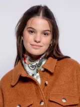 Sobrecamisa color beige de paño con cuello camisero, cierre frontal con botones veteados, dos bolsillos con solapa en el pecho y dos bolsillos laterales.