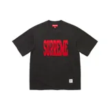 Remera Supreme negra de manga corta, con aplique frontal de la marca en color rojo y etiqueta tejida en el dobladillo inferior.