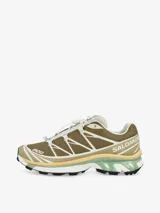 Championes de trail running Salomon modelo XT-6, con diseño técnico en tonos marrones y arena. Presentan sistema de cordones de ajuste rápido, estructura reforzada con tecnología Sensifit y suela con tacos para terreno blando.