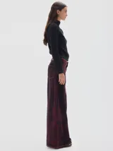 Jean wide leg de algodón con lavado washed bordó, cinco bolsillos y detalles en hilos dorados.