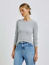 Camiseta de manga larga ajustada al cuerpo, color blanco, con cuello redondo.