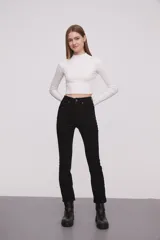Pantalon jean de corte flare y tiro alto, color negro, con cierre frontal y bolsillos laterales.