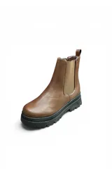 Bota Chelsea de cuero sintético marrón con paneles elásticos laterales y suela track negra con plataforma.