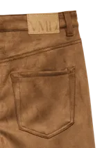 Pantalón de corte recto y tiro medio, confeccionado en tela de gamuza color marrón, con cierre frontal y bolsillos laterales.