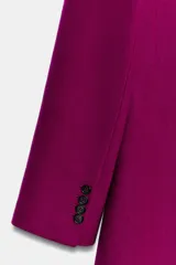 Abrigo Zara de corte entallado confeccionado en mezcla de lana. Presenta cuello con solapas de muesca, hombreras, bolsillos delanteros con solapa y cierre frontal cruzado con doble botonadura. Incluye forro interior a contraste.