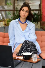 Collar de cuentas esféricas de color azul intenso, con cadena de acero quirúrgico en la parte posterior para regular su altura.