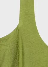 Vestido midi de corte evasé en color verde oliva, con escote cuadrado, tirantes anchos y costuras decorativas verticales que estilizan la silueta. Cuenta con cierre de cremallera en la parte posterior y forro interior.