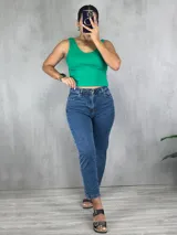 Pantalón de jean azul de corte mom, tiro alto y largo al tobillo.