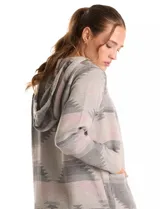 Cardigan largo con capucha, confeccionado en tejido estampado con diseño geométrico en tonos tierra, verde y rojo. Presenta frente abierto, mangas largas y bolsillos laterales.