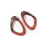 Aros colgantes de resina con forma irregular, combinando marrón liso y marrón carey.