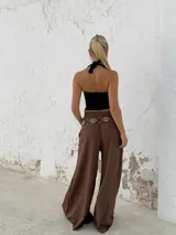 Top negro con cuello halter y espalda descubierta, confeccionado en microfibra.