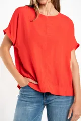 Blusa roja de corte holgado con mangas cortas.
