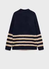 Jersey de punto con cuello perkins y manga larga. Presenta un diseño de rayas horizontales en tonos beige y dorados en la parte inferior y en los puños, sobre una base de color azul marino.