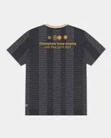 Camiseta de fútbol estilo retro de manga corta, color negro con diseño texturizado a rayas verticales, cuello en V blanco con detalle en mostaza y bordes de mangas a juego. Presenta estampados gráficos en el frente con la inscripción "PLEASURE" y emblemas deportivos.