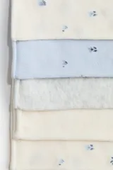 Pack de cinco pares de medias de corte clásico, confeccionadas en mezcla de algodón suave. El conjunto incluye diseños en tonos neutros y pasteles, con detalles de estampado floral disperso y un par en color gris liso. Presentan un borde superior enrollado.