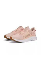 Championes Puma Zora, modelo deportivo para mujer, color rosado con suela blanca y detalles en marrón claro.