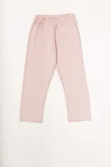 Pijama de dos piezas color rosa pálido, confeccionado en terciopelo. La camisa es de manga larga con botones frontales y bolsillo en el pecho. El pantalón es de corte recto con cintura elástica.