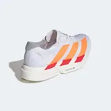 Championes de running Adidas modelo Adizero Adios Pro 4, color blanco con detalles en naranja y rojo. Presentan tecnología Lightstrike Pro en la mediasuela para una amortiguación superior y suela de caucho Continental para mayor tracción.