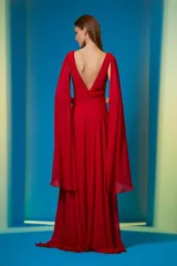 Vestido largo de fiesta color verde esmeralda, con escote en V drapeado y capa incorporada que nace de los hombros.