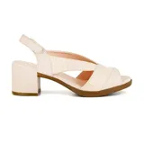 Sandalias color crema con textura tipo piel de cocodrilo, taco cuadrado y tira trasera con ajuste de velcro.